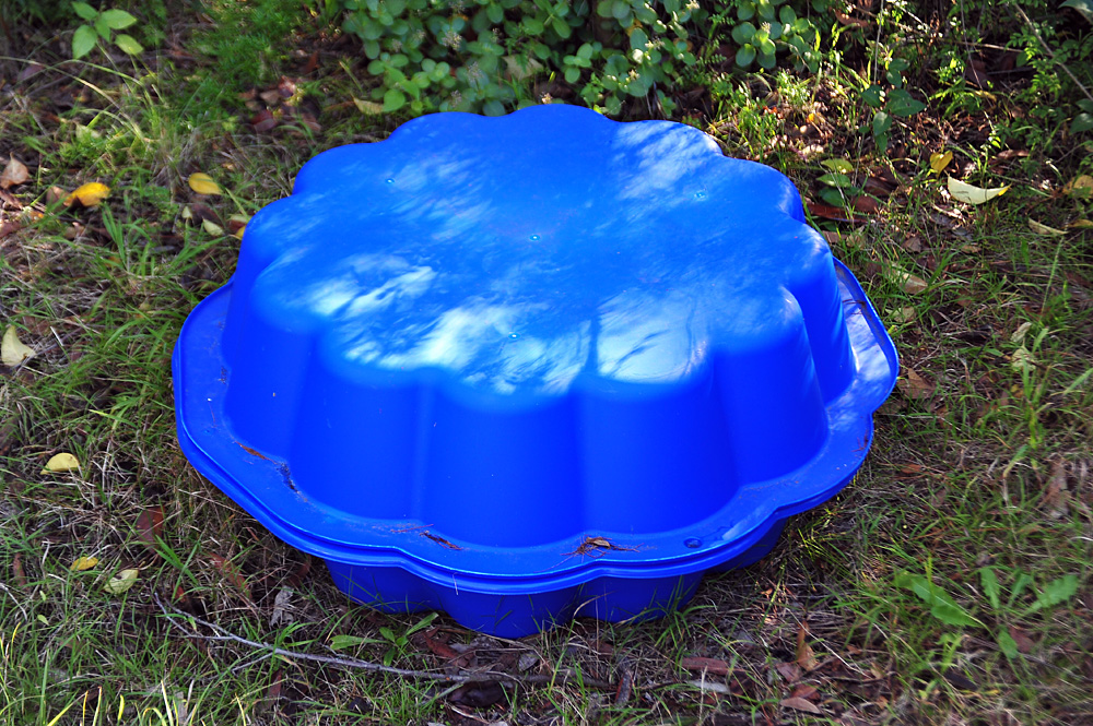 Clam-shell sandpit tracking box with the lid closed (like a real clam - Make an Instant Tracking Box to Learn Animal Tracking - Survive.au